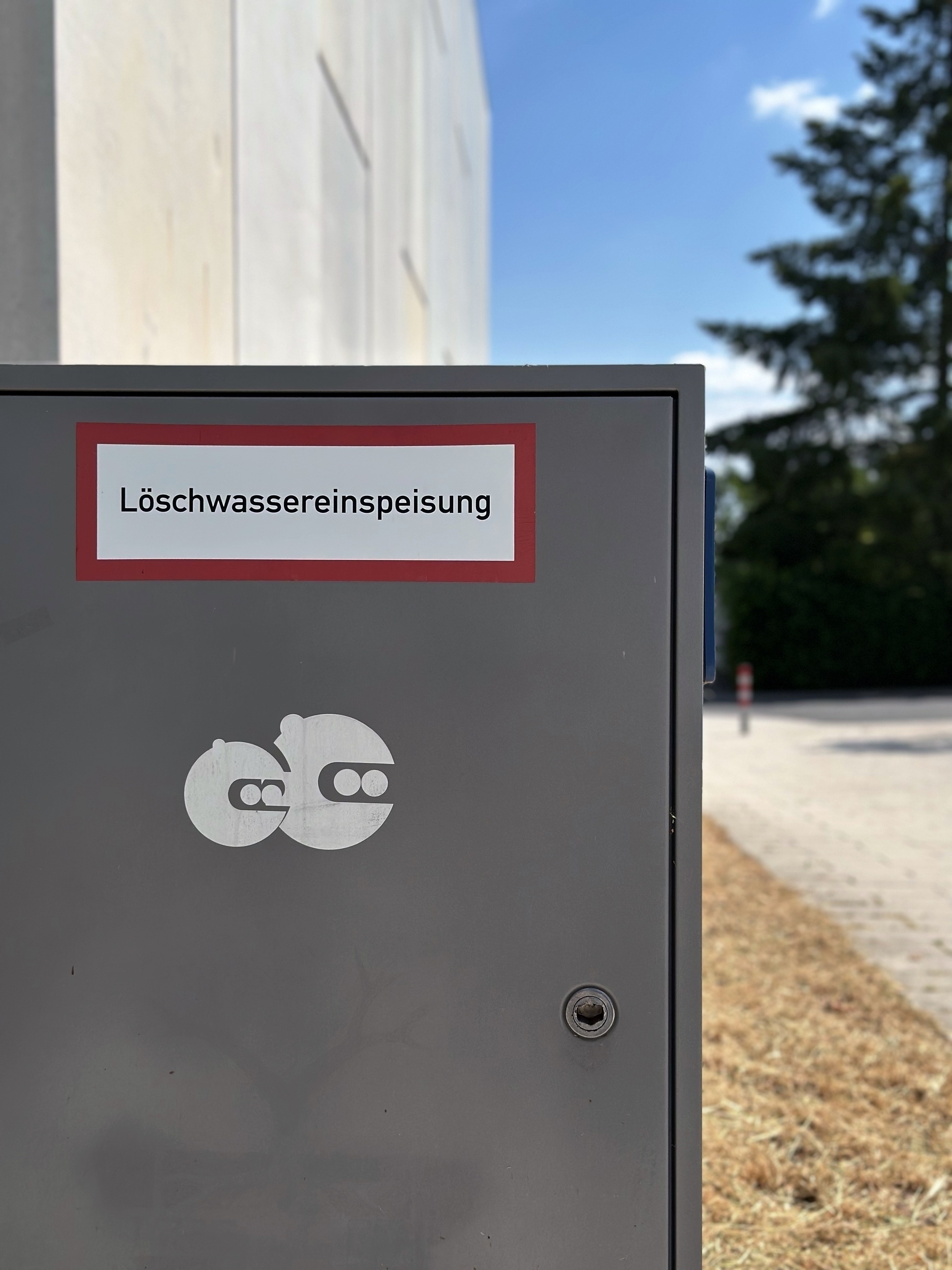 A box for „Löschwassereinspeisung“ with a sticker on it.
